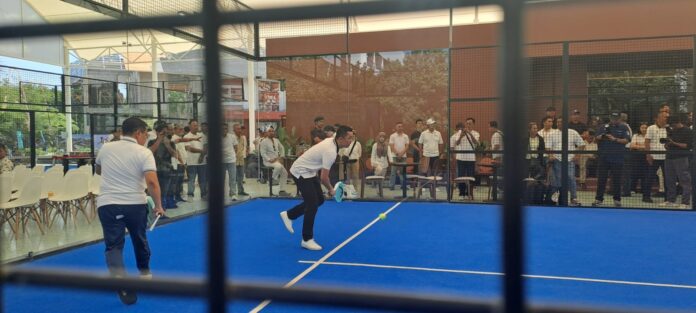JAJAL LAPANGAN - Wamenpora Taufik Hidayat jajal lapangan Padel di pusat olahraga Sade Social Space kawasan The Mandalika, Sabtu (11/7/2026). (Suara NTB/kir) Fasilitas Olahraga di Kawasan The Mandalika Kian Lengkap