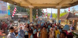 Warga Desa Lingkar Bendungan Meninting Diberikan Bantuan Paket Sembako Presiden Warga Desa Lingkar Bendungan Meninting Diberikan Bantuan Paket Sembako Presiden