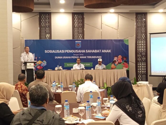 SAMBUTAN - Kepala DP3A Kota Mataram, H. Zuhhad menyampaikan sambutan di podium sebelum sosialisasi pengusaha sahabat anak di Hotel Santika pada Rabu, (15/7/2026). DP3A Mataram Dorong Dunia Usaha Perkuat Perlindungan Anak