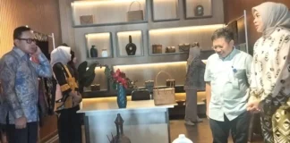Kunjungi Galeri Dekranasda, Wamendagri dan Istri Terkesan dengan Kerajinan Khas Lobar Kunjungi Galeri Dekranasda, Wamendagri dan Istri Terkesan dengan Kerajinan Khas Lobar