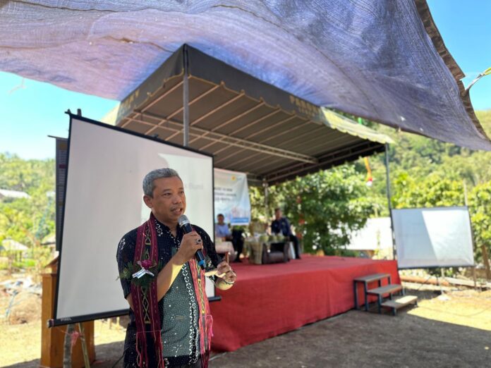 Ali Ashat, Ahli Geothermal Institut Teknologi Bandung (ITB), menyampaikan materi mengenai pengembangan Pembangkit Listrik Tenaga Panas Bumi (PLTP) kepada masyarakat pada kegiatan sosialisasi pembangunan PLTP Atadei di Kabupaten Lembata. Ali Ashat, Ahli Geothermal Institut Teknologi Bandung (ITB), menyampaikan materi mengenai pengembangan Pembangkit Listrik Tenaga Panas Bumi (PLTP) kepada masyarakat pada kegiatan sosialisasi pembangunan PLTP Atadei di Kabupaten Lembata.