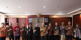 Audiensi PLN UIP Nusra dengan Kejati NTB, Dukung Pembangunan Infrastruktur Ketenagalistrikan yang Akuntabel Foto bersama GM PLN UIP Nusra, RDW Manurung, beserta jajaran, bersama Kejati NTB, Wahyudi, beserta jajaran, dalam agenda audiensi