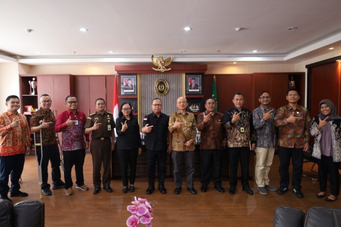 Foto bersama GM PLN UIP Nusra, RDW Manurung, beserta jajaran, bersama Kejati NTB, Wahyudi, beserta jajaran, dalam agenda audiensi