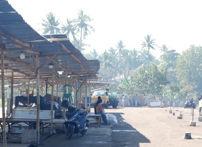 PASAR IKAN - Seorang duduk di meja Pasar Ikan Bintaro, Kelurahan Bintaro, Kecamatan Ampenan pada Minggu (19/7/2026). Usai disorot Menteri KKP, Pemkot siapkan Rp1,4 miliar benahi pasar tersebut. (Suara NTB/pan) Usai Disorot Menteri KKP, Pemkot Siapkan Rp1,4 Miliar Benahi Pasar Ikan Bintaro