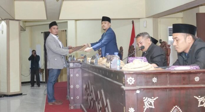 RAPAT PARIPURNA - Rapat paripurna gabungan komisi dan Pendapat fraksi tentang Ranperda Pertanggung Jawaban Pelaksanaan APBD tahun 2025 pada Sabtu malam (18/7/2026) menyatakan mayoritas menolak. (Suara NTB/her) Pertanggungjawaban Pelaksanaan APBD Bupati Lobar 2025 Tidak Disetujui DPRD
