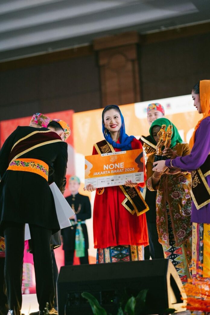 Mahatma Zahra Renaisantya Misbah saat dikukuhkan sebagai None Jakbar, Jumat (17/7) malam. (Suara NTB/ist) Gadis Lombok Baiq Rena Sabet None Jakbar 2026, Menginspirasi Lewat Aksi Sosial