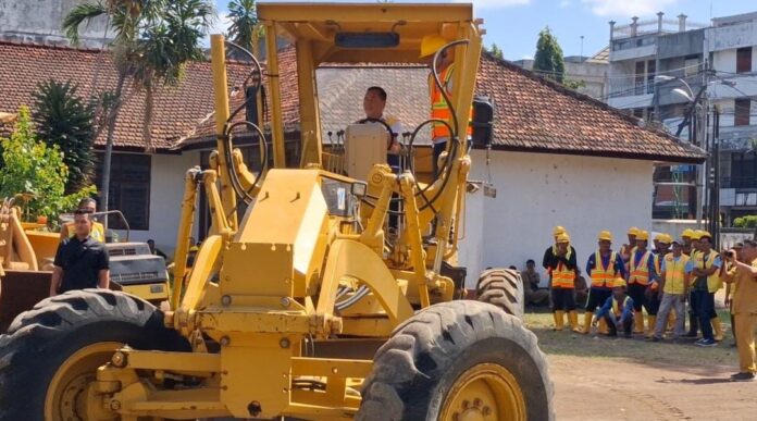 OPERASIKAN - Gubernur NTB, Lalu Muhamad Iqbal saat mencoba mengoperasikan alat berat saat launching TRC, Selasa, 21 Juli 2026. (Suara NTB/era) Pasca-TRC Diluncurkan, Pemprov NTB Anggarkan Rp3 Miliar untuk Pemeliharaan Jalan Provinsi