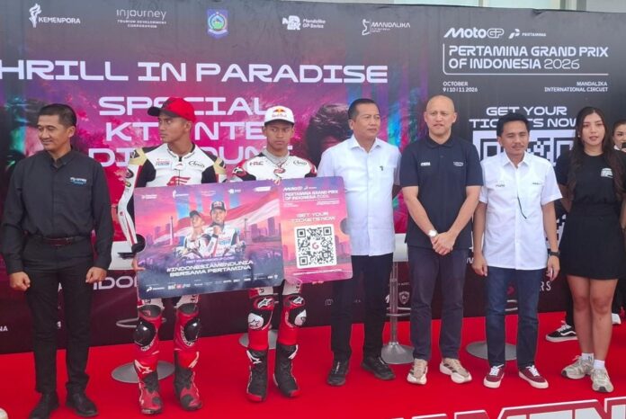 Gubernur NTB H. Lalu Muhamad Iqbal (empat dari kiri), bersama Dirut MGPA Ananda Mikola (lima dari kiri), dan dua pembalap Indonesia meluncurkan tiket khusus MotoGP untuk warga NTB, di Sirkuit Mandalika, Selasa (21/7/2026). (Suara NTB/kir) Warga NTB Diberikan Tiket Khusus MotoGP Mandalika 2026 Diskon hingga 50 Persen 
