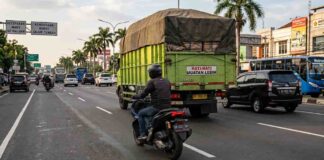 Jangan Selalu di Tengah Lajur, Ini Posisi Berkendara Motor yang Lebih Aman