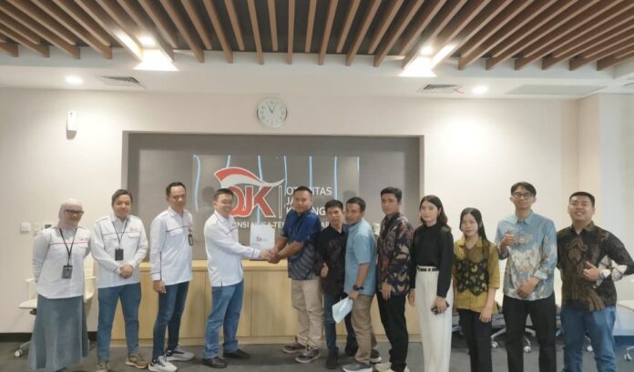 SERAHKAN IZIN - Kepala OJK NTB, Rudi Sulistyo menyerahkan izin resmi kepada PT. Sinar Lombok Gadai. (Suara NTB/bul) OJK Terbitkan Izin PT Sinar Lombok Gadai