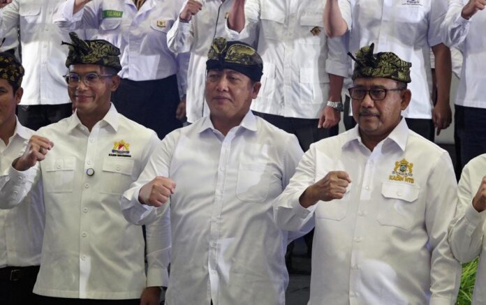 FOTO BERSAMA - Ketua KADIN, Anindya Bakrie (kiri) Bersama Gubernur NTB, H. Lalu Muhammad Iqbal (Tengah), dan Ketua KADIN NTB, H. Faurani foto Bersama pada pengukuhan pengurus KADIN NTB Periode 2025-2030 di Mataram, Rabu, 29 Juli 2026. (Suara NTB/bul) Pelantikan Pengurus KADIN NTB, Anindya Bakrie: Jadikan NTB sebagai Pusat Pertumbuhan Ekonomi Baru
