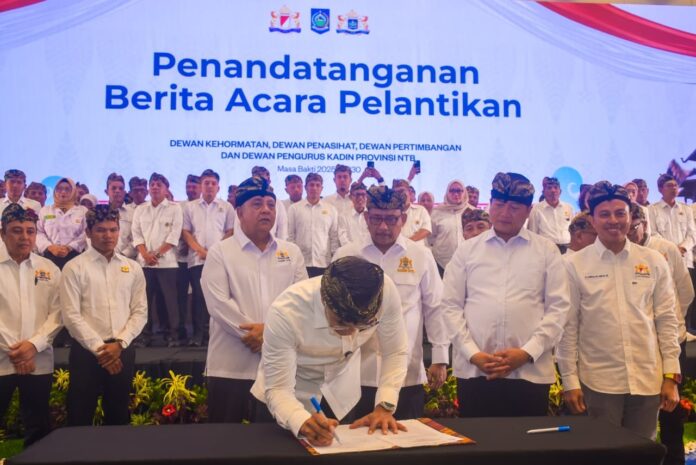 HADIR - Gubernur NTB H. Lalu Muhamad Iqbal saat menghadiri pelantikan dan pengukuhan pengurus Kadin NTB di Prime Plaza Hotel Mataram, Rabu (29/7). ( EKBIS NTB/ist) Gubernur dan Ketum Kadin Sepakat Perkuat Kolaborasi Investasi, Anindya Apresiasi Pertumbuhan Ekonomi NTB 13,24 Persen