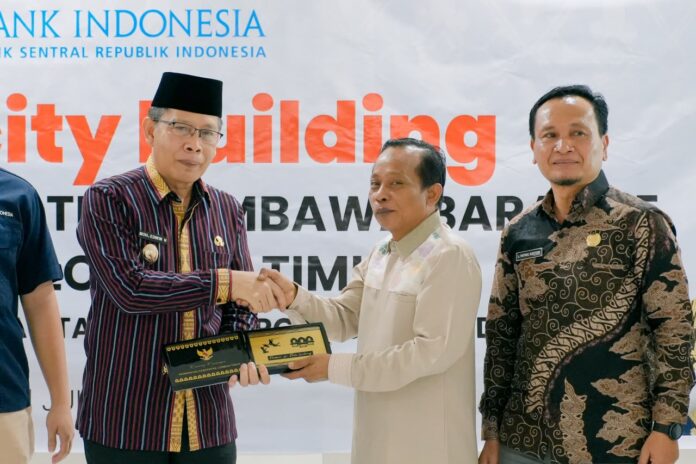 TUKAR CENDERA MATA - Wakil Bupati Lombok Timur, H. Moh. Edwin Hadiwijaya (kiri) bertukar cendera mata sebagai bentuk kerja sama Lotim dengan KSB. ( EKBIS NTB/ist) Lotim dan KSB Jalin Sinergi Strategis Kendalikan Inflasi Regional