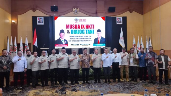 BERKOMITMEN - Gubernur NTB, H. Lalu. Muh. Iqbal dan pengurus HKTI NTB serta stakholders berkomitmen bersama bersinergi membangun sektor pertanian dan ketahanan pangan. (Suara NTB/bul) Willgo Zainar Kembali Pimpin HKTI NTB, Gubernur Tekankan Sinergi Ketahanan Pangan dan Hilirisasi