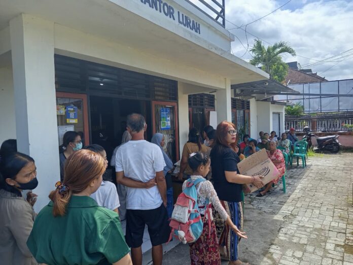 BANTUAN - Warga mengantre untuk menerima bantuan CPP berupa beras dan minyak goreng di Kantor Lurah Mataram Barat yang dipotret beberapa waktu lalu. Kini, bantuan beras tersebut akan disalurkan sekaligus 30 kilogram. (Suara NTB/pan) Bantuan Beras CPP di Mataram Disalurkan Sekaligus 30 Kilogram