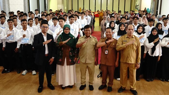 (EKBIS NTB/ist)FOTO BERSAMA - Bupati H. Amar Nurmansyah dan perwakilan YPAN foto bersama seluruh peserta calon magang kerja ke Jepang. Program PRIMA DimulaiPemkab Sumbawa Barat Siapkan Tenaga Kerja ke Jepang