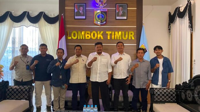 POSE BERSAMA - Bupati Lotim H. Haerul Warisin pose bersama dengan tim Suara NTB di Pendopo Bupati Lotim, Rabu (5/8/2026). (Suara NTB/ist) Gudang Benih Jadi Kunci Wujudkan Sembalun Sentra Bibit Nasional,