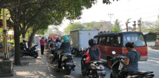 Antrean Panjang di SPBUPenjualan Pertalite Lebihi Kuota ke Pengecer Disebut Jadi Penyebab Antrean Panjang di SPBUPenjualan Pertalite Lebihi Kuota ke Pengecer Disebut Jadi Penyebab