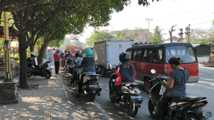 Antrean Panjang di SPBUPenjualan Pertalite Lebihi Kuota ke Pengecer Disebut Jadi Penyebab