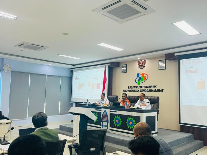 KETERANGAN - Kepala BPS NTB Wahyudin (tengah) didampingi Kepala Diskominfotik NTB H. Ahsanul Khalik (kiri) dan Kepala Dinas Pertanian dan Ketahanan Pangan Lalu Mirza Amir Hamzah memberikan keterangan terkait BRS, Rabu (5/8). (EKBIS NTB/ist) Di Tengah Normalisasi Tambang, Fondasi Ekonomi NTB Tetap Kuat