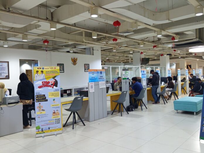 (Suara NTB/pan) ADMINISTRASI PERIZINAN - Masyarakat mengurus administrasi perizinan dan pembayaran di pelayanan terpadu Kantor DPMPTSP, Mataram Mall, Jalan Pejanggik pada Kamis (6/8/2026). RDTR Belum Rampung, Investasi di Kota Mataram Masih Tertahan
