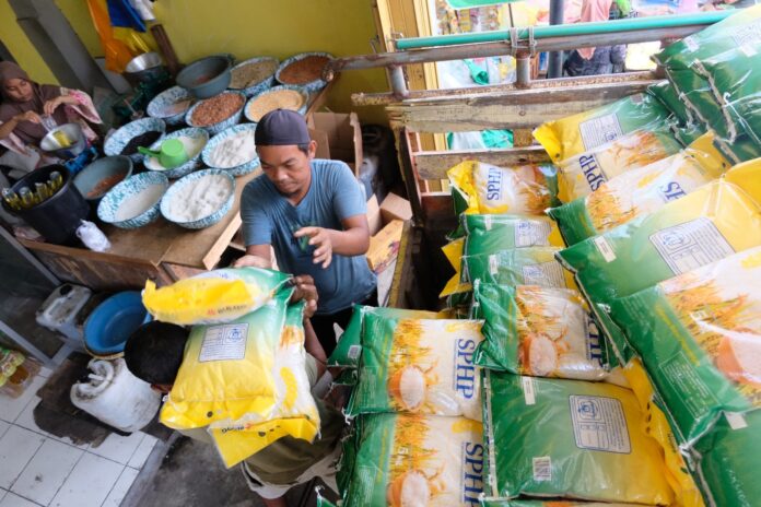 BERAS - Bulog mendistribusikan Beras SPHP ke sejumlah agen di Mataram. (Suara NTB/ist) Bulog NTB Guyur Pasar dengan Beras Premium agar Masyarakat Tak Panik