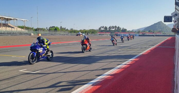 (EKBIS NTB/ist) MELAJU - Pembalap tengah melaju di lintasan Sirkuit Internasional Mandalika di ajang Mandalika Racing Series (MRS) beberapa waktu lalu. Sejumlah pembalap yang turun di ajang MRS direncanakan juga akan turun di ajang FIM ARRC seri keempat yang akan berlangsung pada 7-9 Agustus 2026 ini. ARRC Mandalika 2026 Seri Keempat Diikuti 102 Pembalap
