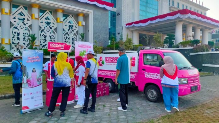 LAYANAN PENUKARAN - Pemkab Loteng bersama Pertamina membuka layanan penukaran tabung elpiji 3 kilogram ke 5 kilogram di halaman kantor Bupati Loteng, Jumat (7/8) pagi. Layanan penukaran ini sebagai tindak lanjut kebijakan larangan pejabat menggunakan elpiji 3 kilogram. (Suara NTB/ist) Pejabat Loteng Dilarang Gunakan Elpiji 3 Kilogram