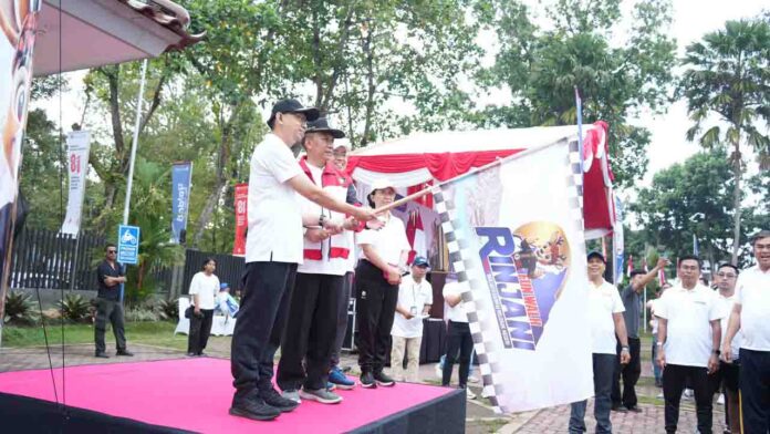 Kepala BI NTB, Hario K Pamungkas, bersama Asisten I Setda NTB, Dr. Drs. H. Fathul Gani, M.Si dan Kepala OJK NTB, Rudi Sulistyo melepas kegiatan Fun Walk Rinjani di Kantor Perwakilan BI NTB