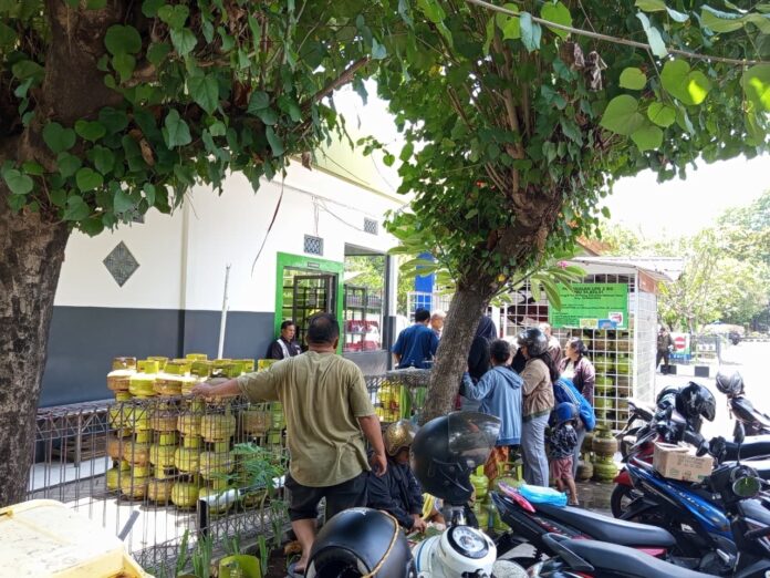 (Suara NTB/pan) ANTRE - Warga mengantre membeli elpiji 3 kilogram di pangkalan SPBU Karang Jangkong di Jalan Pejanggik yang dipotret beberapa waktu lalu. Disdag Usulkan Tambahan Elpiji 3 Kg