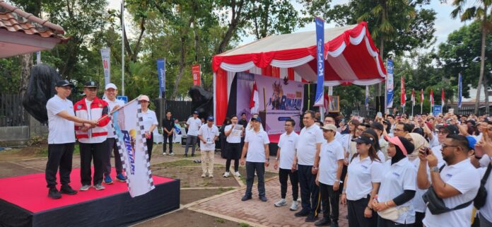 (Suara NTB/bul) FUN WALK RINJANI - Kepala BI NTB, Hario K Pamungkas, bersama Asisten I Setda NTB, H. Fathul Gani, melepas kegiatan Fun Walk Rinjani di Kantor Perwakilan BI NTB BI NTB Genjot Literasi Rupiah dan Transaksi Digital Lewat Fun Walk Rinjani