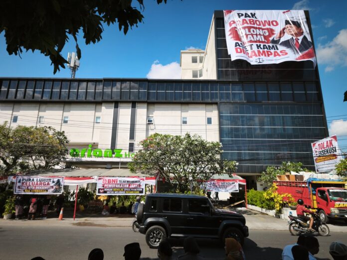 TOLAK EKSEKUSI - Sejumlah sepanduk penolakan eksekusi terpasang di dinding dan halaman Hotel Arianz di Jalan Catur Warga, Kelurahan Mataram Barat, Kecamatan Selaparang pada Senin (10/8/2026). (Suara NT/pan) Ahli Waris Tolak dan Persoalkan Proses Hukum, PN Mataram Eksekusi Hotel Arianz