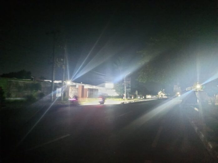 PJU PADAM - Pengendara melintas Jalan Selaparang, kawasan Mayura yang mengalami PJU padam pada Senin malam (10/8/2026). (Suara NTB/pan) Dampak PJU Padam, Sejumlah Titik Jalan Selaparang Gelap