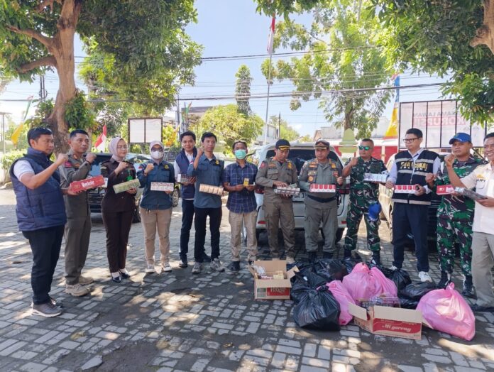RAZIA - Tim Sat Pol Lotim bersama tim gabungan dari Kejaksaan, Kepolisian, dan Beacukai usai melakukan razia rokok ilegal, Rabu (12/8/2026). (Suara NTB/ist) Pedagang Rokok Ilegal di Lotim Dinilai Belum Merasakan Efek Jera