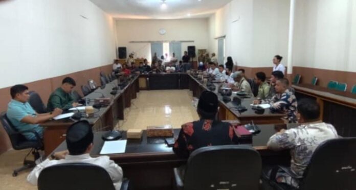 (Suara NTB/ist) MENGADU – Gabungan kelompok nelayan di Kabupaten Lombok Utara mengadu ke DPRD KLU, pada Rabu (12/8). Sulit Dapat Solar, Gabungan Kelompok Nelayan KLU Mengadu ke DPRD