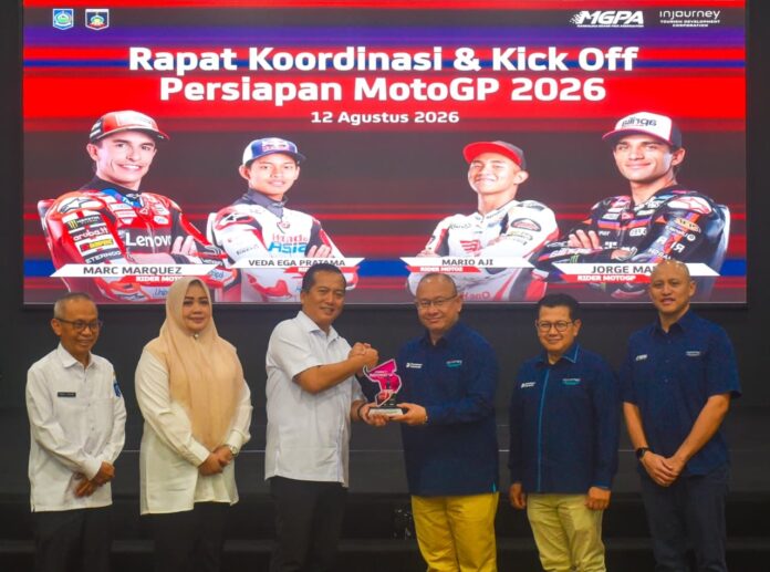 TERIMA - Gubernur NTB H. Lalu Muhamad Iqbal (3 dari kiri) didampingi Wagub Hj. Indah Dhamayanti Putri dan Sekda NTB Abul Chair menerima cinderamata dari pihak ITDC saat Rapat Koordinasi dan Kick Off Penyelenggaraan MotoGP 2026 di Lantai 6 Bank NTB Syariah, Rabu (12/8). (EKBIS NTB/ist) MotoGP Mandalika 2026, Gubernur Iqbal Pacu Kesiapan Lintas Sektor
