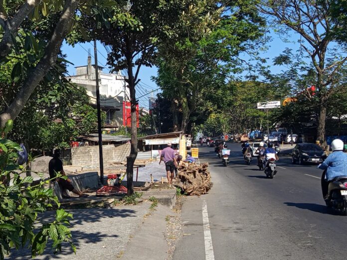 PEMBANGUNAN - Sejumlah pekerja sedang melakukan proses pembangunan di trotoar yang berada di Jalan Brawijaya pada Kamis, (13/8/2026). (Suara NTB/pan) Trotoar Rusak, PUPR Mataram akan Sidak Pembangunan di Jalan Brawijaya