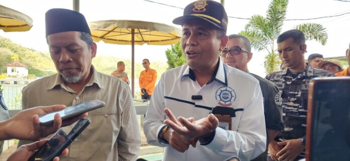 TINJAU POSKO - Ketua DPP Gapasdap, Khoiri Soetomo bersama Abdul Hadi, Anggota DPRRI meninjau posko penanganan KMP Putri Yasmin yang terbakar. (Suara NTB/bul) Kebakaran KMP Putri Yasmin, Gapasdap: Jangan Jadikan Keselamatan sebagai “Arisan Nasib”