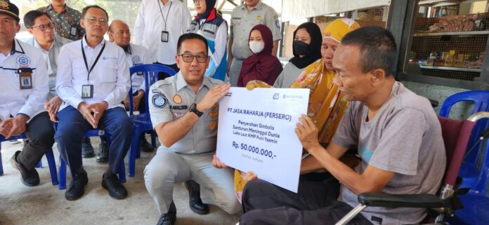 (Suara NTB/bul) SANTUNAN - Direktur Utama Jasa Raharja, M. Awaluddin secara simbolis menyerahkan santunan kepada ahli waris KMP Putri Yasmin yang terbakar di Selat Lombok Jasa Raharja Tanggung Pengobatan Korban Kebakaran KMP Putri Yasmin