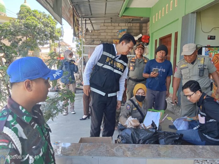RAZIA - Kegiatan razia tokok ilegal di Masbagik, Lombok Timur, yang dilakukan Pol PP Lotim, Beacukai, dan APH, Rabu (12/8/2026) lalu. (Suara NTB/ist) Pol PP, Beacukai, dan APH Kembali Gagalkan Peredaran Rokok Ilegal di Masbagik, 30.028 Batang Disita