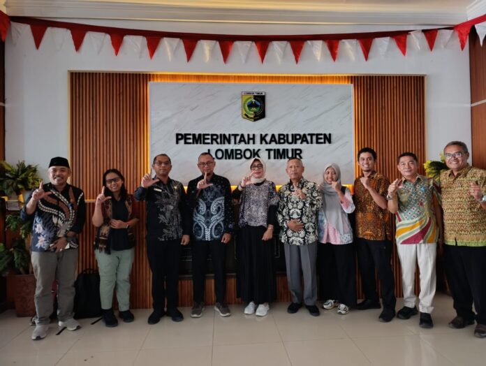POSE BERSAMA - Tim dari KPK berpose bersama usai pertemuan FGD dengan sejumlah pimpinan organisasi perangkat daerah di Lotim, Kamis (13/8/2026). (Suara NTB/rus) KPK Telusuri Fakta Lapangan di Balik Pembangunan KDKMP di Lotim