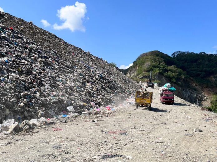 TRUK SAMPAH - Aktivitas truk pengangkut sampah di TPAR Kebon Kongok. (EKBIS NTB/ist) Investor Berdatangan, NTB Belum Penuhi Syarat Pembangunan PLTSa