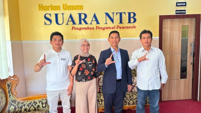 POSE BERSAMA - GM Lombok Astoria Helmi Junaidi (dua dari kanan) pose bersama dengan Pemimpin Redaksi Harian Suara NTB Marham dan suarantb.com saat silaturahmi ke Kantor Suara NTB, Kamis (13/8). (Suara NTB/ist) GM Lombok Astoria Dorong Kualitas SDM NTB Lebih Baik