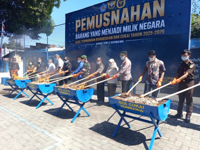 (EKBIS NTB/ils) PEMUSNAHAN - Pemusnahan barang hasil temuan penindakan rokok ilegal selama dua tahun terakhir pada, Kamis (13/8) Rokok Ilegal Senilai Rp827 Juta Dimusnahkan