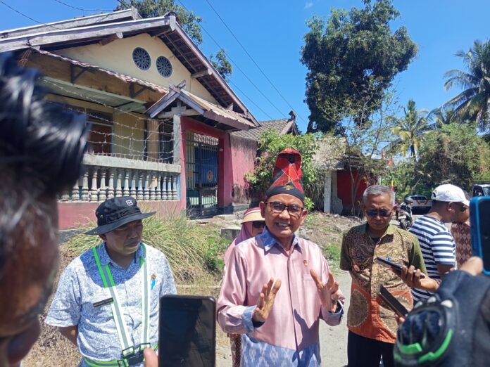 (EKBIS NTB/ils) PENGECEKAN - Wakil Bupati Sumbawa, Drs. H. Mohamad Ansori saat melakukan pengecekan ruas jalan di Perate, Kelurahan Samapuin. Usulkan Penanganan Ruas Jalan Rusak Melalui Banpres