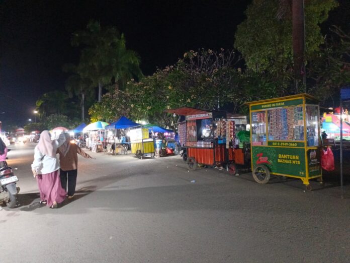 (EKBIS NTB/hir) VERIFIKASI - Aktivitas pelaku UMKM di kawasan Serasuba, Kota Bima, terlihat ramai pada, Rabu (12/8) malam. Diskoperindag Kabupaten Bima akan memverifikasi ulang data UMKM. Diskoperindag Verifikasi Ulang Data UMKM
