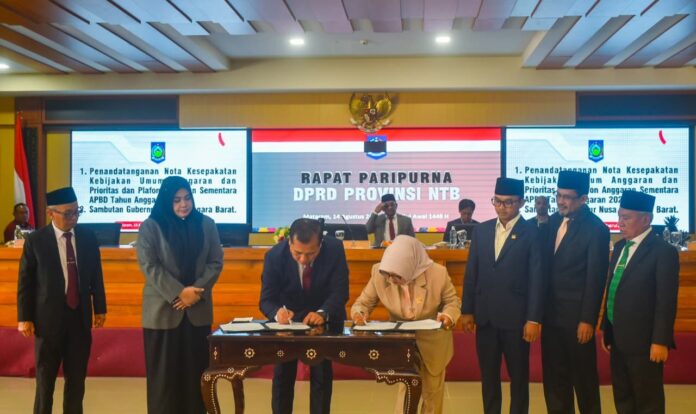Gubernur NTB H. Lalu Muhamad Iqbal dan Ketua DPRD NTB Hj. Baiq Isvie Rupaeda menandatangani nota kesepakatan KUA/PPAS 2027 disaksikan Wagub NTB Hj. Indah Dhamayanti Putri, Sekda NTB Abul Chair dan unsur pimpinan DPRD NTB, Jumat (14/8). (EKBIS NTB/ist) KUA-PPAS 2027 Disepakati, Gubernur Miq Iqbal Tegaskan APBD Harus Realistis dan Berdampak
