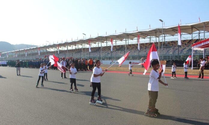 Pengibaran bendera oleh anak-anak sepatu roda Loteng jadi salah satu antraksi para perayaan HUT RI yang diselenggarakan ITDC di Sirkuit Mandalika, Senin (17/8/2026). Perayaan HUT RI, ITDC Hadirkan Nuansa Nusantara di Sirkuit Mandalika