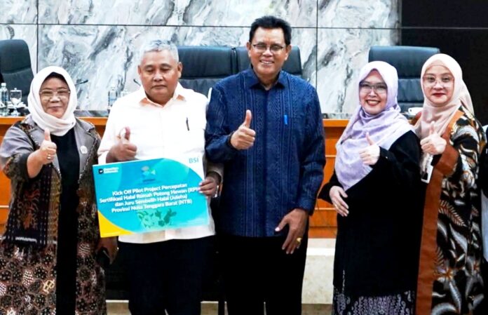 (Suara NTB/ist) PILOT PROJECT - Bupati Sumbawa, H. Syarafuddin Jarot saat menghadiri kegiatan kick-off pilot project percepatan sertifikasi halal rumah pemotongan hewan pada, Senin (17/8) Tiga RPH Jadi Pilot Project Percepatan Sertifikasi Halal