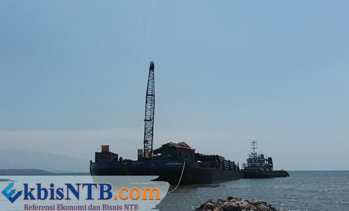 (Suara NTB/ist) TIANG PANCANG - Kapal yang mengangkut tiang pancang tiba di Pelabuhan Kilo pada, Senin (17/8). Pengerjaan dermaga pelabuhan ini akan dipercepat sebelum kontrak berakhir 30 Desember 2026. Percepat Pembangunan Dermaga Pelabuhan Kilo